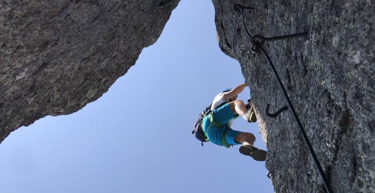 Escursionista in via ferrata